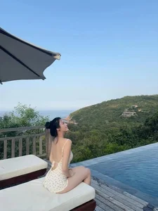 Stunning Beachside Glamour: Exploring the Elegant Summer Style of a Celebrity Wife on Vacation - image 1