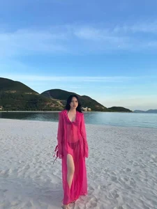 Stunning Beachside Glamour: Exploring the Elegant Summer Style of a Celebrity Wife on Vacation - image 2