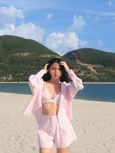 Stunning Beachside Glamour: Exploring the Elegant Summer Style of a Celebrity Wife on Vacation - image 5