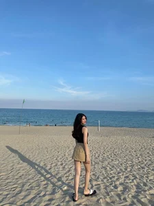 Stunning Beachside Glamour: Exploring the Elegant Summer Style of a Celebrity Wife on Vacation - image 9