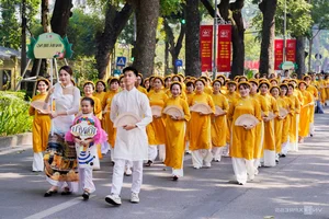 Massive Ao Dai Carnaval in Hanoi Features 1,000 Participants - image 9