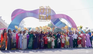 Massive Ao Dai Carnaval in Hanoi Features 1,000 Participants - image 8