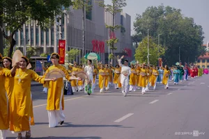 Massive Ao Dai Carnaval in Hanoi Features 1,000 Participants - image 11