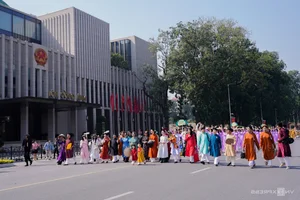 Massive Ao Dai Carnaval in Hanoi Features 1,000 Participants - image 6