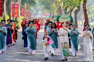 Massive Ao Dai Carnaval in Hanoi Features 1,000 Participants - image 4