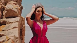 Stunning 19-Year-Old South African Beauty Representing Her Nation at the Miss World Pageant - image 2