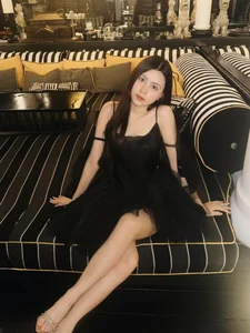 Hat De Stuns Fans with Sophisticated and Glamorous New Fashion Look - image 2