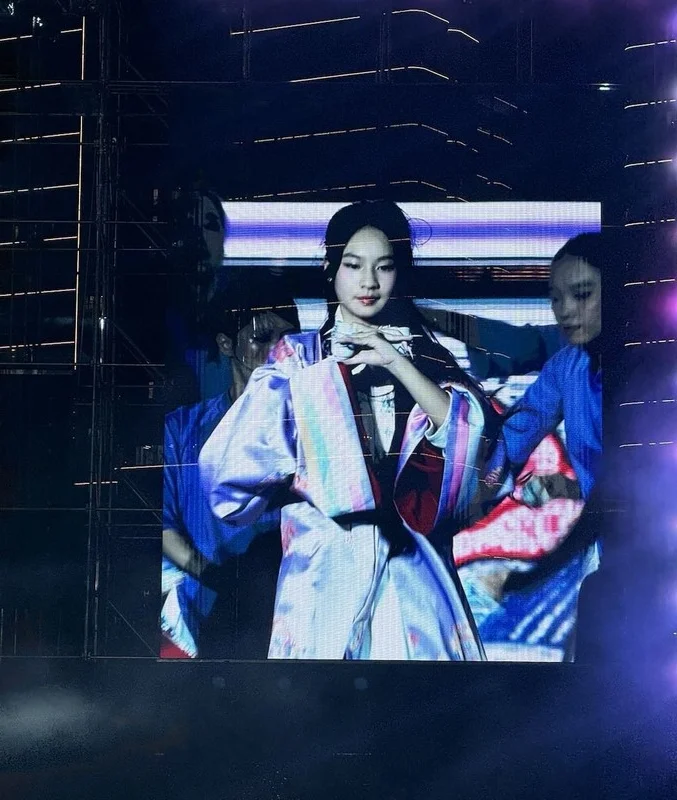 The Viral Charm of Ly Hai’s 12-Year-Old Daughter: A New Generation of Style