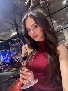 Dianka Zakhidova’s Natural Radiance: Bùi Tiến Dũng’s Wife Captured in Stunning Unfiltered Photos - image 0