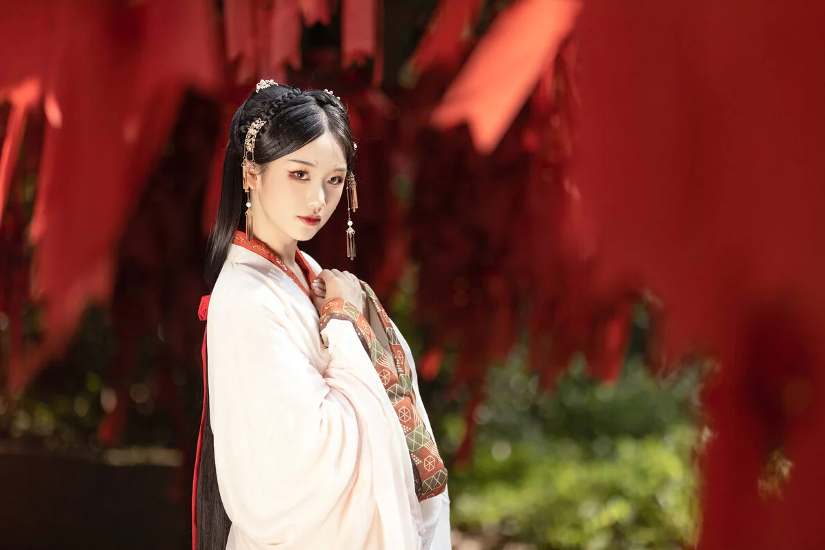 YiTuYu Art Language Vol.6339: The Radiant Beauty of Wan Jiang Ting in Exclusive Photos