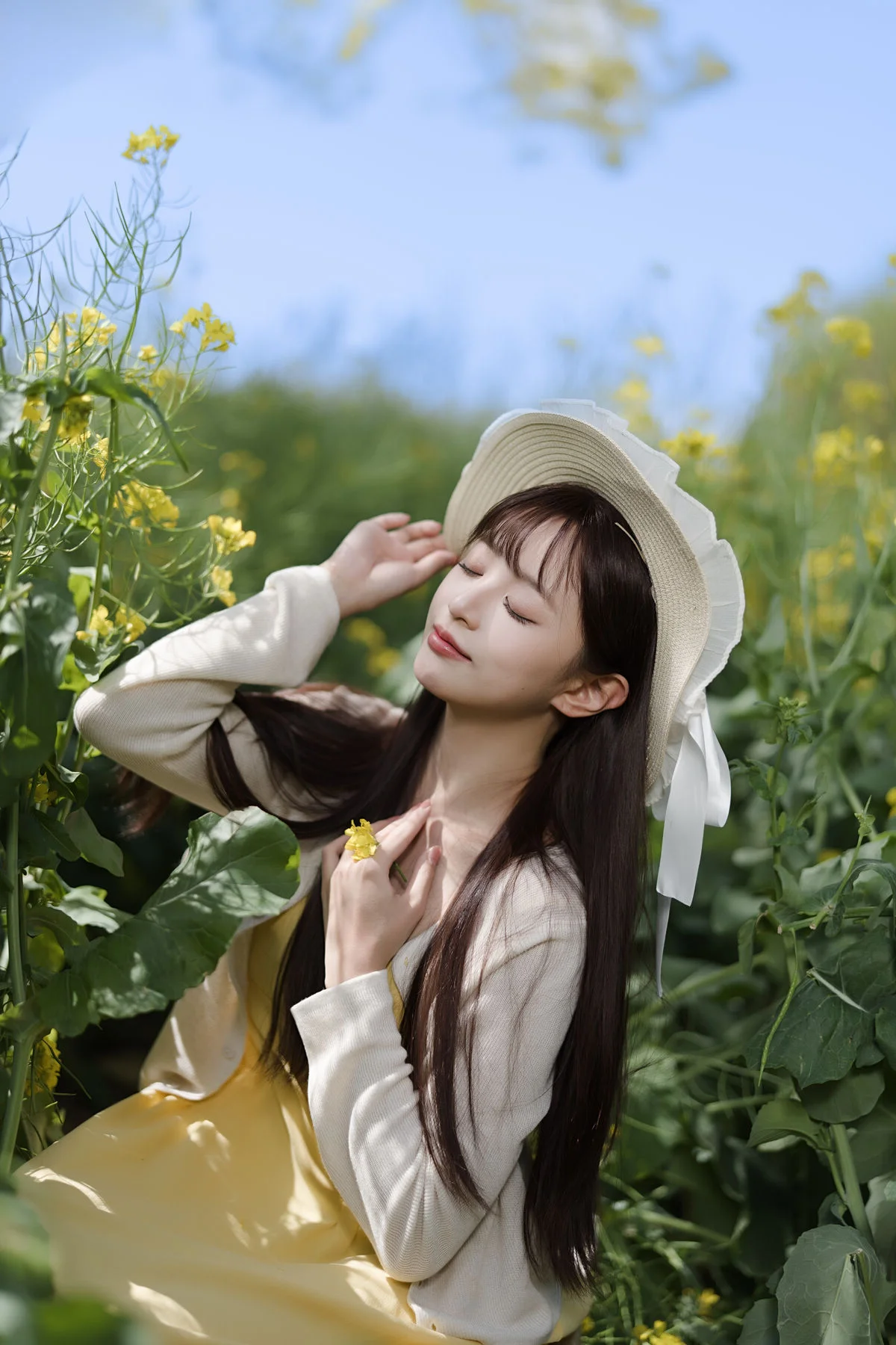 Golden Hour Glow: Ethereal Portrait Photography in Sun-Drenched Flower Fields – Art Language Vol.9109 featuring Model Xiao Yi