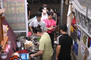 Hanoi Street Food: The Famous Tào Phớ Shop Where Locals Queue for a Taste - image 4