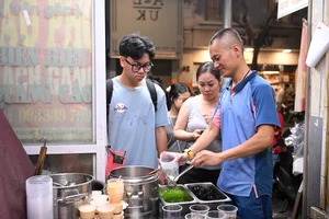 Hanoi Street Food: The Famous Tào Phớ Shop Where Locals Queue for a Taste - image 1