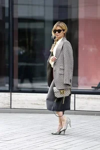 Mastering the Art of Coordinating Shoes and Handbags for a Sophisticated Look - image 7