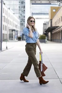 Mastering the Art of Coordinating Shoes and Handbags for a Sophisticated Look - image 6