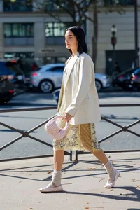 Mastering the Art of Coordinating Shoes and Handbags for a Sophisticated Look - image 5