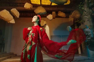 Celebrating Vietnamese Heritage: The Stunning Bach Phung Cat Tuong Ao Dai at Hue Festival 2024 - image 11
