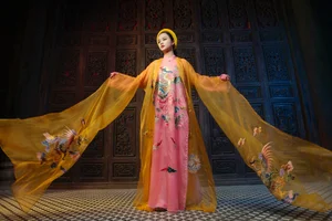 Celebrating Vietnamese Heritage: The Stunning Bach Phung Cat Tuong Ao Dai at Hue Festival 2024 - image 7