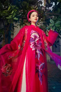 Celebrating Vietnamese Heritage: The Stunning Bach Phung Cat Tuong Ao Dai at Hue Festival 2024 - image 3