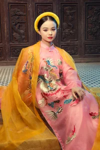 Celebrating Vietnamese Heritage: The Stunning Bach Phung Cat Tuong Ao Dai at Hue Festival 2024 - image 4