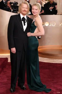Most Romantic Celebrity Couples on the 2026 Golden Globes Red Carpet - image 7