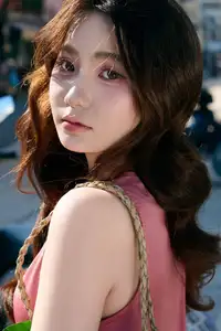 Discover the Gentle Beauty of a Girl in Afternoon Sun: Elegant Style, Captivating All Eyes. - image 0