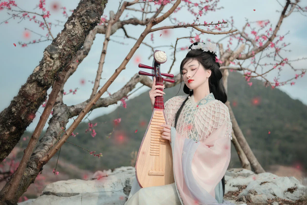 Spring Muse in Hanfu YiTuYu Art Language Vol.8879 Da Wai Wai Ge