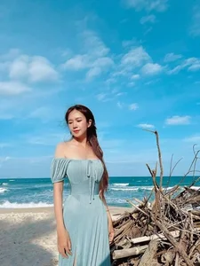 Summer Elegance: Đinh Ngọc Diệp and Minh Hà Showcase Stunning Beachside Style and Glamour - image 1