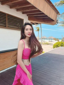 Summer Elegance: Đinh Ngọc Diệp and Minh Hà Showcase Stunning Beachside Style and Glamour - image 2