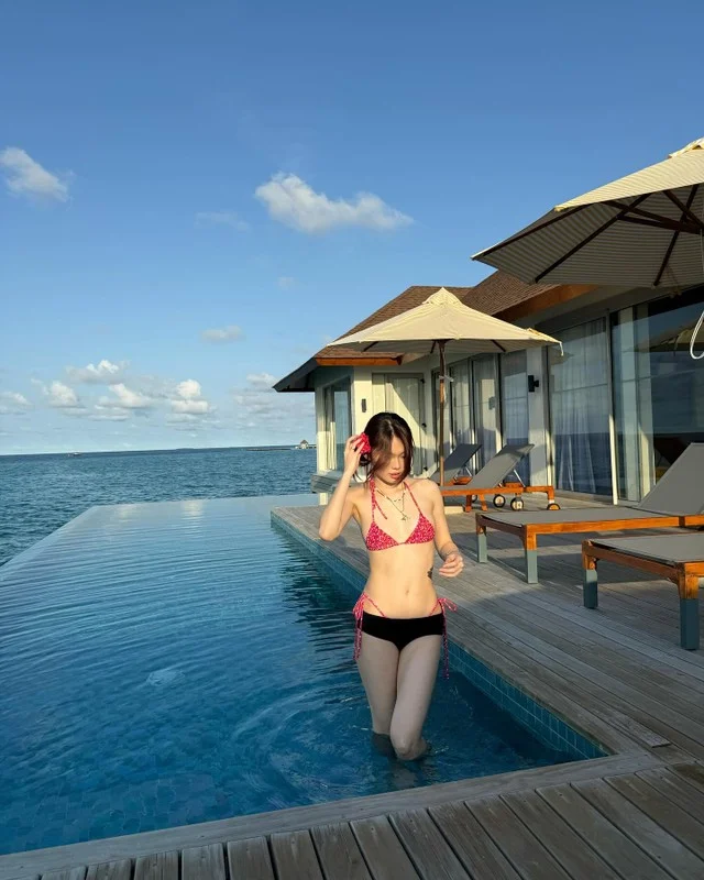 Hot Girl Ly Pham Glows in Bikini During Romantic Getaway with Her Pilot Husband
