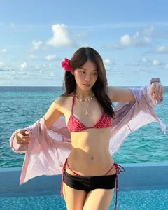 Hot Girl Ly Pham Glows in Bikini During Romantic Getaway with Her Pilot Husband - image 1