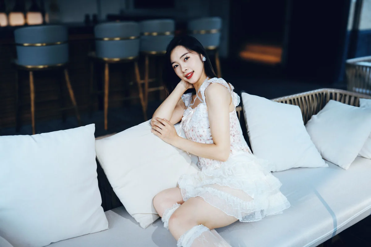 YiTuYu Art Language Vol.10471 Featuring Yi Ming: A Stunning 14-Page Photography Gallery