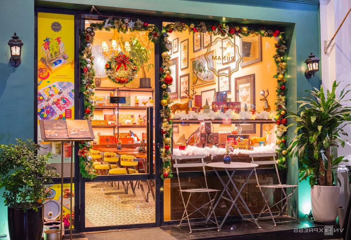 Christmas Magic in Hanoi: Festive Colors and Holiday Spirit in the Capital