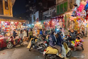 Christmas Magic in Hanoi: Festive Colors and Holiday Spirit in the Capital - image 9