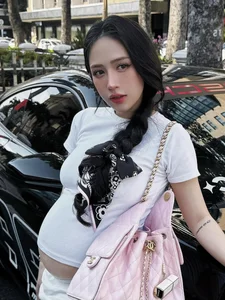Chic Maternity Style: How This High-Profile Influencer Stays Fashionable During Her Final Trimester - image 9