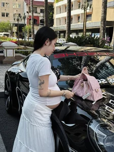 Chic Maternity Style: How This High-Profile Influencer Stays Fashionable During Her Final Trimester - image 7