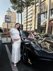 Chic Maternity Style: How This High-Profile Influencer Stays Fashionable During Her Final Trimester - image 4