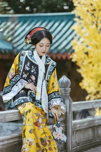 Shen Shi Si Captivates in YiTuYu Art Language Vol.7709: Modern Grace Through the Lens - image 9