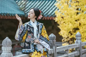Shen Shi Si Captivates in YiTuYu Art Language Vol.7709: Modern Grace Through the Lens - image 12
