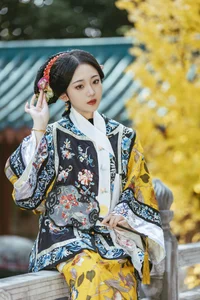 Shen Shi Si Captivates in YiTuYu Art Language Vol.7709: Modern Grace Through the Lens - image 5