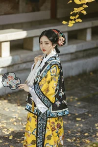 Shen Shi Si Captivates in YiTuYu Art Language Vol.7709: Modern Grace Through the Lens - image 13