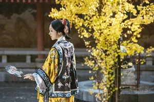 Shen Shi Si Captivates in YiTuYu Art Language Vol.7709: Modern Grace Through the Lens - image 3