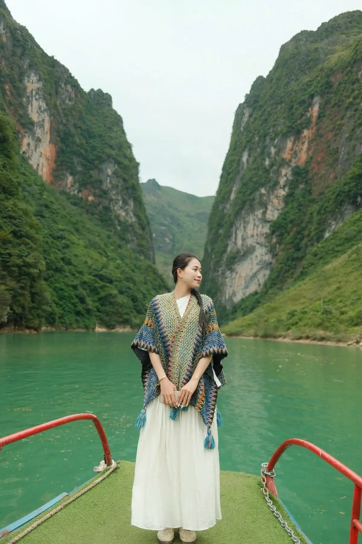 Tu San Gorge's Emerald Ribbon: Nho Que River's Breathtaking Beauty in Ha Giang Awaits Your Unforgettable Journey.