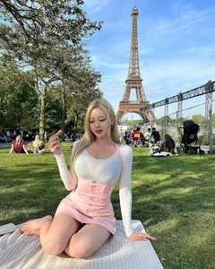 Embracing Curves: How Korean Fashion Influencers are Redefining Beauty Standards with Bold Body-Con Style Trends - image 6