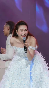 Celebrity Style Watch: Le Quyen’s Romantic Tribute and Nha Phuong’s Youthful Fashion Evolution - image 3