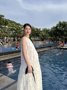 Celebrity Style Watch: Le Quyen’s Romantic Tribute and Nha Phuong’s Youthful Fashion Evolution - image 5