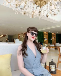 Celebrity Style Watch: Le Quyen’s Romantic Tribute and Nha Phuong’s Youthful Fashion Evolution - image 6