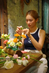 Celebrity Style Watch: Le Quyen’s Romantic Tribute and Nha Phuong’s Youthful Fashion Evolution - image 4