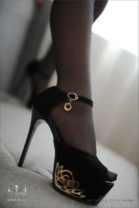 Modern Urban Fashion: Meng Meng in Black Silk and High Heels - image 36