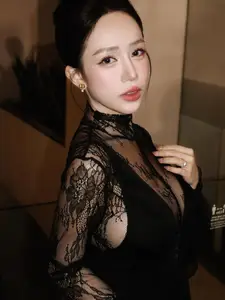 Captivating 'Mother of 4' Beauty, Surprisingly Slender Figure - image 2